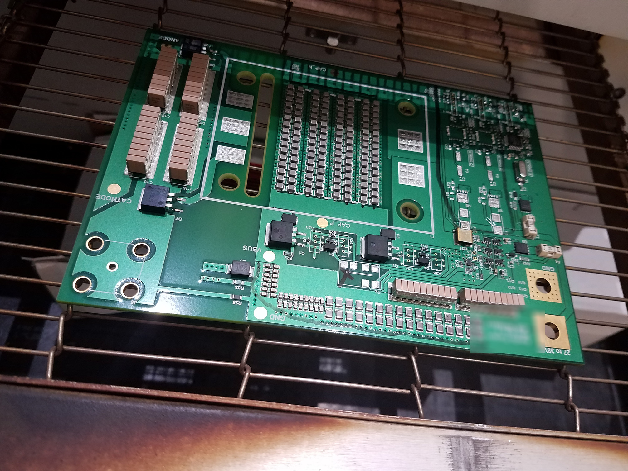 High-efficiency resonant power converter for space applications